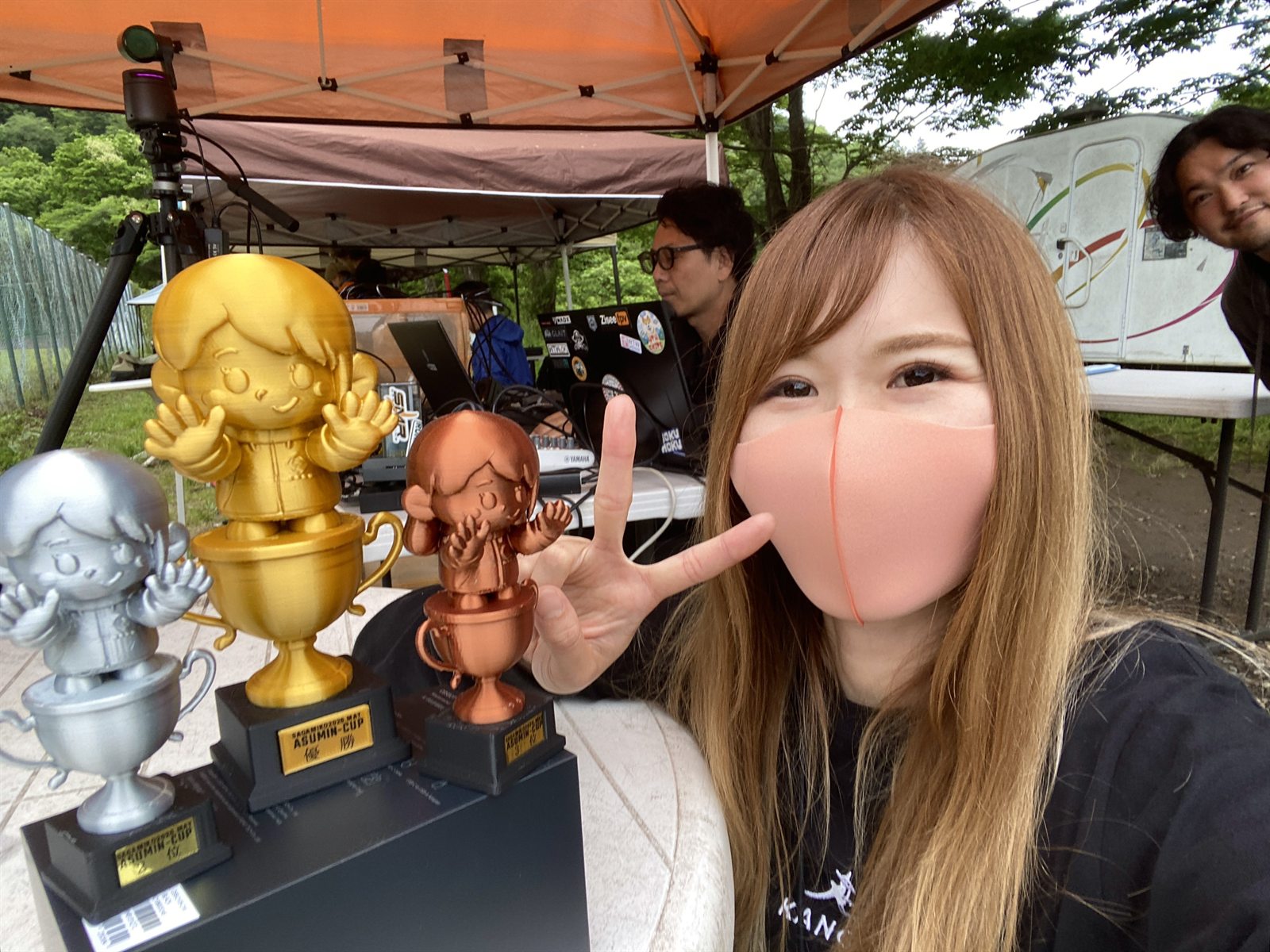 あすみんカップのトロフィーと会場の様子
