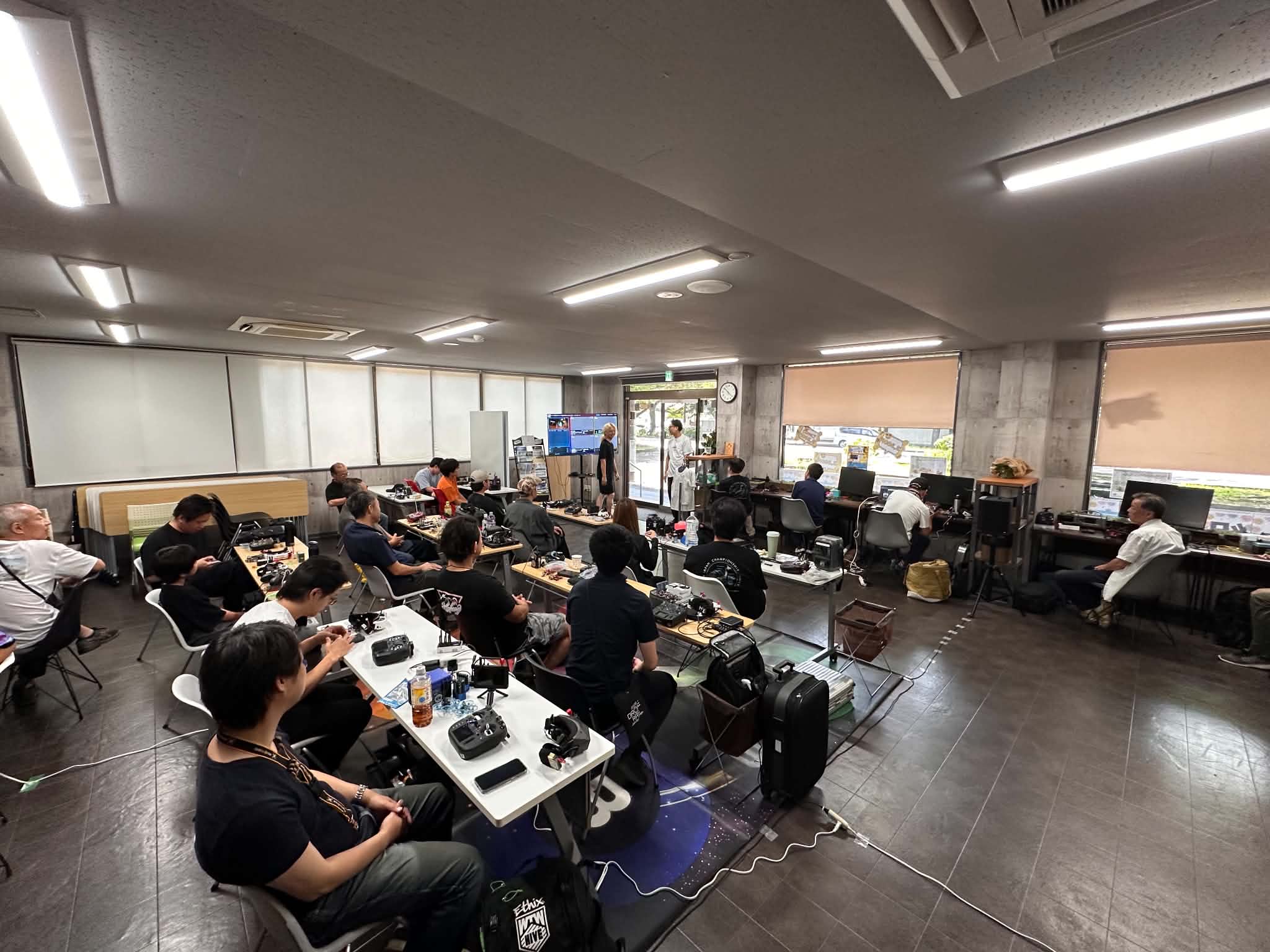 WTW神奈川予選の控室でレースを見守る選手たち